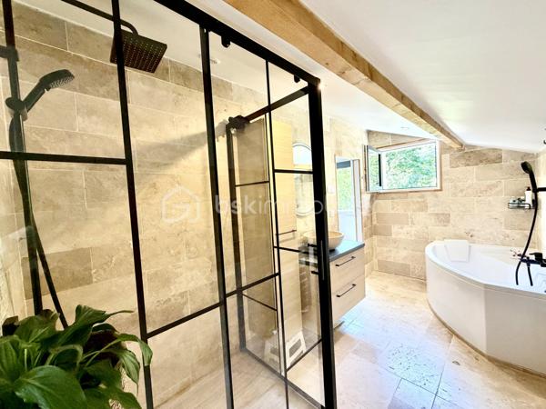 Maison familiale de 2012 en lot arrière  sur terrain arboré de 480 m²



Située dans un environnement verdoyant, cette maison de 2012 offre un cadre de vie agréable avec son terrain de 480 m² arboré et sa grande terrasse. Vous profiterez également d’un charmant poulailler, entouré de végétation.



Au rez-de-chaussée, l’entrée avec placard mène à une vaste cuisine aménagée et équipée, ouverte sur un séjour traversant lumineux de 42 m² donnant directement sur la terrasse et le jardin. Un WC complète ce niveau.



L’étage comprend trois chambres spacieuses, ainsi qu’une grande salle de bain équipée d’une douche à l’italienne et d’une baignoire d’angle, avec un second WC.



La maison dispose d’un garage et et d'un Carports avec mezzanine  pour espace de rangement au-dessus.



Ravalement refait sur une partie de la maison en 2024

Salle d'eau avec Pierre en travertin refaite en 2024.

Portail électrique

fenêtre double vitrage avec volet solaire électrique à l'étage





Un bien idéal pour les familles recherchant confort et nature