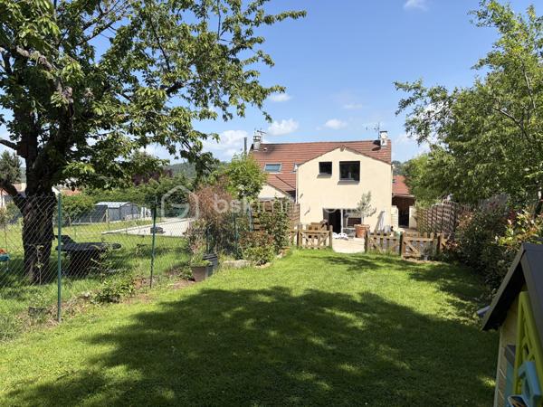 Maison familiale de 2012 en lot arrière  sur terrain arboré de 480 m²



Située dans un environnement verdoyant, cette maison de 2012 offre un cadre de vie agréable avec son terrain de 480 m² arboré et sa grande terrasse. Vous profiterez également d’un charmant poulailler, entouré de végétation.



Au rez-de-chaussée, l’entrée avec placard mène à une vaste cuisine aménagée et équipée, ouverte sur un séjour traversant lumineux de 42 m² donnant directement sur la terrasse et le jardin. Un WC complète ce niveau.



L’étage comprend trois chambres spacieuses, ainsi qu’une grande salle de bain équipée d’une douche à l’italienne et d’une baignoire d’angle, avec un second WC.



La maison dispose d’un garage et et d'un Carports avec mezzanine  pour espace de rangement au-dessus.



Ravalement refait sur une partie de la maison en 2024

Salle d'eau avec Pierre en travertin refaite en 2024.

Portail électrique

fenêtre double vitrage avec volet solaire électrique à l'étage





Un bien idéal pour les familles recherchant confort et nature