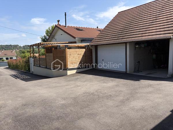 Maison familiale de 2012 en lot arrière  sur terrain arboré de 480 m²



Située dans un environnement verdoyant, cette maison de 2012 offre un cadre de vie agréable avec son terrain de 480 m² arboré et sa grande terrasse. Vous profiterez également d’un charmant poulailler, entouré de végétation.



Au rez-de-chaussée, l’entrée avec placard mène à une vaste cuisine aménagée et équipée, ouverte sur un séjour traversant lumineux de 42 m² donnant directement sur la terrasse et le jardin. Un WC complète ce niveau.



L’étage comprend trois chambres spacieuses, ainsi qu’une grande salle de bain équipée d’une douche à l’italienne et d’une baignoire d’angle, avec un second WC.



La maison dispose d’un garage et et d'un Carports avec mezzanine  pour espace de rangement au-dessus.



Ravalement refait sur une partie de la maison en 2024

Salle d'eau avec Pierre en travertin refaite en 2024.

Portail électrique

fenêtre double vitrage avec volet solaire électrique à l'étage





Un bien idéal pour les familles recherchant confort et nature
