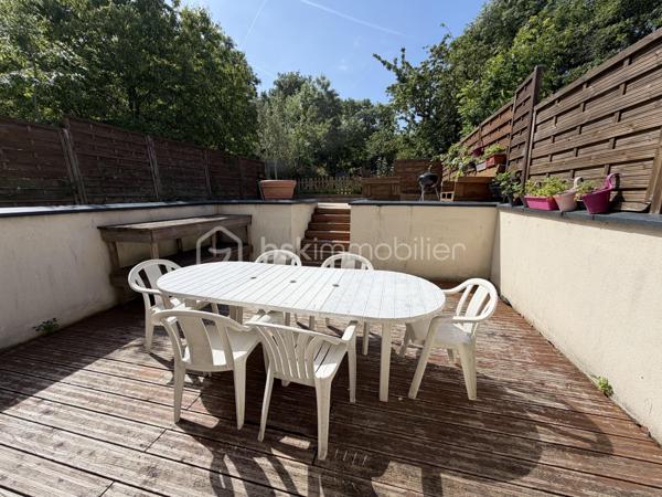 Maison familiale de 2012 en lot arrière  sur terrain arboré de 480 m²



Située dans un environnement verdoyant, cette maison de 2012 offre un cadre de vie agréable avec son terrain de 480 m² arboré et sa grande terrasse. Vous profiterez également d’un charmant poulailler, entouré de végétation.



Au rez-de-chaussée, l’entrée avec placard mène à une vaste cuisine aménagée et équipée, ouverte sur un séjour traversant lumineux de 42 m² donnant directement sur la terrasse et le jardin. Un WC complète ce niveau.



L’étage comprend trois chambres spacieuses, ainsi qu’une grande salle de bain équipée d’une douche à l’italienne et d’une baignoire d’angle, avec un second WC.



La maison dispose d’un garage et et d'un Carports avec mezzanine  pour espace de rangement au-dessus.



Ravalement refait sur une partie de la maison en 2024

Salle d'eau avec Pierre en travertin refaite en 2024.

Portail électrique

fenêtre double vitrage avec volet solaire électrique à l'étage





Un bien idéal pour les familles recherchant confort et nature