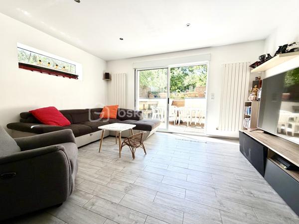 Maison familiale de 2012 en lot arrière  sur terrain arboré de 480 m²



Située dans un environnement verdoyant, cette maison de 2012 offre un cadre de vie agréable avec son terrain de 480 m² arboré et sa grande terrasse. Vous profiterez également d’un charmant poulailler, entouré de végétation.



Au rez-de-chaussée, l’entrée avec placard mène à une vaste cuisine aménagée et équipée, ouverte sur un séjour traversant lumineux de 42 m² donnant directement sur la terrasse et le jardin. Un WC complète ce niveau.



L’étage comprend trois chambres spacieuses, ainsi qu’une grande salle de bain équipée d’une douche à l’italienne et d’une baignoire d’angle, avec un second WC.



La maison dispose d’un garage et et d'un Carports avec mezzanine  pour espace de rangement au-dessus.



Ravalement refait sur une partie de la maison en 2024

Salle d'eau avec Pierre en travertin refaite en 2024.

Portail électrique

fenêtre double vitrage avec volet solaire électrique à l'étage





Un bien idéal pour les familles recherchant confort et nature