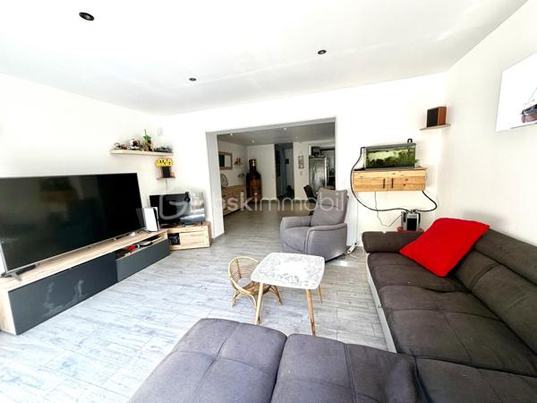 Maison familiale de 2012 en lot arrière  sur terrain arboré de 480 m²



Située dans un environnement verdoyant, cette maison de 2012 offre un cadre de vie agréable avec son terrain de 480 m² arboré et sa grande terrasse. Vous profiterez également d’un charmant poulailler, entouré de végétation.



Au rez-de-chaussée, l’entrée avec placard mène à une vaste cuisine aménagée et équipée, ouverte sur un séjour traversant lumineux de 42 m² donnant directement sur la terrasse et le jardin. Un WC complète ce niveau.



L’étage comprend trois chambres spacieuses, ainsi qu’une grande salle de bain équipée d’une douche à l’italienne et d’une baignoire d’angle, avec un second WC.



La maison dispose d’un garage et et d'un Carports avec mezzanine  pour espace de rangement au-dessus.



Ravalement refait sur une partie de la maison en 2024

Salle d'eau avec Pierre en travertin refaite en 2024.

Portail électrique

fenêtre double vitrage avec volet solaire électrique à l'étage





Un bien idéal pour les familles recherchant confort et nature