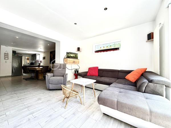 Maison familiale de 2012 en lot arrière  sur terrain arboré de 480 m²



Située dans un environnement verdoyant, cette maison de 2012 offre un cadre de vie agréable avec son terrain de 480 m² arboré et sa grande terrasse. Vous profiterez également d’un charmant poulailler, entouré de végétation.



Au rez-de-chaussée, l’entrée avec placard mène à une vaste cuisine aménagée et équipée, ouverte sur un séjour traversant lumineux de 42 m² donnant directement sur la terrasse et le jardin. Un WC complète ce niveau.



L’étage comprend trois chambres spacieuses, ainsi qu’une grande salle de bain équipée d’une douche à l’italienne et d’une baignoire d’angle, avec un second WC.



La maison dispose d’un garage et et d'un Carports avec mezzanine  pour espace de rangement au-dessus.



Ravalement refait sur une partie de la maison en 2024

Salle d'eau avec Pierre en travertin refaite en 2024.

Portail électrique

fenêtre double vitrage avec volet solaire électrique à l'étage





Un bien idéal pour les familles recherchant confort et nature