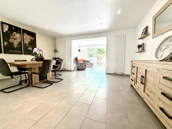 Maison familiale de 2012 en lot arrière  sur terrain arboré de 480 m²



Située dans un environnement verdoyant, cette maison de 2012 offre un cadre de vie agréable avec son terrain de 480 m² arboré et sa grande terrasse. Vous profiterez également d’un charmant poulailler, entouré de végétation.



Au rez-de-chaussée, l’entrée avec placard mène à une vaste cuisine aménagée et équipée, ouverte sur un séjour traversant lumineux de 42 m² donnant directement sur la terrasse et le jardin. Un WC complète ce niveau.



L’étage comprend trois chambres spacieuses, ainsi qu’une grande salle de bain équipée d’une douche à l’italienne et d’une baignoire d’angle, avec un second WC.



La maison dispose d’un garage et et d'un Carports avec mezzanine  pour espace de rangement au-dessus.



Ravalement refait sur une partie de la maison en 2024

Salle d'eau avec Pierre en travertin refaite en 2024.

Portail électrique

fenêtre double vitrage avec volet solaire électrique à l'étage





Un bien idéal pour les familles recherchant confort et nature