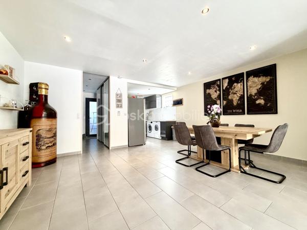 Maison familiale de 2012 en lot arrière  sur terrain arboré de 480 m²



Située dans un environnement verdoyant, cette maison de 2012 offre un cadre de vie agréable avec son terrain de 480 m² arboré et sa grande terrasse. Vous profiterez également d’un charmant poulailler, entouré de végétation.



Au rez-de-chaussée, l’entrée avec placard mène à une vaste cuisine aménagée et équipée, ouverte sur un séjour traversant lumineux de 42 m² donnant directement sur la terrasse et le jardin. Un WC complète ce niveau.



L’étage comprend trois chambres spacieuses, ainsi qu’une grande salle de bain équipée d’une douche à l’italienne et d’une baignoire d’angle, avec un second WC.



La maison dispose d’un garage et et d'un Carports avec mezzanine  pour espace de rangement au-dessus.



Ravalement refait sur une partie de la maison en 2024

Salle d'eau avec Pierre en travertin refaite en 2024.

Portail électrique

fenêtre double vitrage avec volet solaire électrique à l'étage





Un bien idéal pour les familles recherchant confort et nature