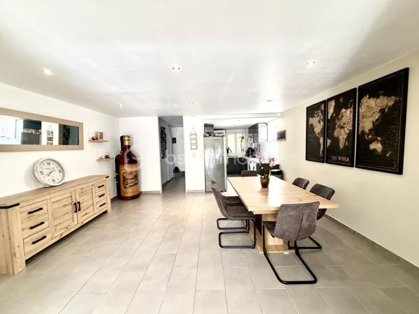 Maison familiale de 2012 en lot arrière  sur terrain arboré de 480 m²



Située dans un environnement verdoyant, cette maison de 2012 offre un cadre de vie agréable avec son terrain de 480 m² arboré et sa grande terrasse. Vous profiterez également d’un charmant poulailler, entouré de végétation.



Au rez-de-chaussée, l’entrée avec placard mène à une vaste cuisine aménagée et équipée, ouverte sur un séjour traversant lumineux de 42 m² donnant directement sur la terrasse et le jardin. Un WC complète ce niveau.



L’étage comprend trois chambres spacieuses, ainsi qu’une grande salle de bain équipée d’une douche à l’italienne et d’une baignoire d’angle, avec un second WC.



La maison dispose d’un garage et et d'un Carports avec mezzanine  pour espace de rangement au-dessus.



Ravalement refait sur une partie de la maison en 2024

Salle d'eau avec Pierre en travertin refaite en 2024.

Portail électrique

fenêtre double vitrage avec volet solaire électrique à l'étage





Un bien idéal pour les familles recherchant confort et nature