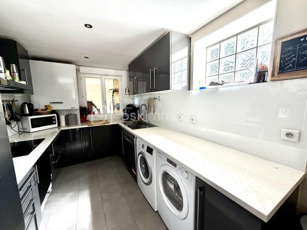 Maison familiale de 2012 en lot arrière  sur terrain arboré de 480 m²



Située dans un environnement verdoyant, cette maison de 2012 offre un cadre de vie agréable avec son terrain de 480 m² arboré et sa grande terrasse. Vous profiterez également d’un charmant poulailler, entouré de végétation.



Au rez-de-chaussée, l’entrée avec placard mène à une vaste cuisine aménagée et équipée, ouverte sur un séjour traversant lumineux de 42 m² donnant directement sur la terrasse et le jardin. Un WC complète ce niveau.



L’étage comprend trois chambres spacieuses, ainsi qu’une grande salle de bain équipée d’une douche à l’italienne et d’une baignoire d’angle, avec un second WC.



La maison dispose d’un garage et et d'un Carports avec mezzanine  pour espace de rangement au-dessus.



Ravalement refait sur une partie de la maison en 2024

Salle d'eau avec Pierre en travertin refaite en 2024.

Portail électrique

fenêtre double vitrage avec volet solaire électrique à l'étage





Un bien idéal pour les familles recherchant confort et nature