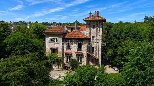 Propriété de prestige en bord de Marne – Une adresse rare aux portes de Paris

Certaines demeures traversent le temps avec une élégance qui ne se démode jamais.

Nichée dans l'un des secteurs les plus recherchés de Lagny-sur-Marne, au fil de l'eau et à seulement 25 minutes de Paris, cette remarquable propriété de caractère datant de 1905 offre un cadre de vie d'une rare distinction.

Édifiée en pierre meulière, emblématique des plus belles résidences bourgeoises franciliennes, la demeure s'élève au cœur d'un parc arboré de plus de 2 100 m².

À l'abri des regards, dans un environnement préservé où seuls le murmure de la Marne et le chant des oiseaux viennent troubler la quiétude des lieux, elle déploie tout le charme et l'authenticité d'un patrimoine d'exception.

Dès le hall de réception, les volumes généreux, les hauteurs sous plafond, les parquets anciens et les cheminées en marbre témoignent du raffinement originel de la propriété. Les espaces de réception, baignés de lumière, offrent près de 50 m² dédiés à la convivialité et à l'art de recevoir.

La cuisine familiale, élégamment aménagée et entièrement équipée, s'ouvre sur le jardin et complète harmonieusement les espaces de vie. Une arrière-cuisine, un vestiaire ainsi que les espaces techniques viennent parfaire le confort quotidien.

Les étages accueillent plusieurs chambres aux dimensions généreuses, dont certaines bénéficient de vues privilégiées sur le parc. Une chambre avec salle d'eau privative, un dressing indépendant, une salle de bains raffinée ainsi qu'un espace lingerie composent un premier niveau pensé pour le confort familial. Une autre chambre bénéficie de son propre atelier d'artiste, véritable invitation à la créativité et à l'inspiration, atelier du célèbre horloger et peintre Léon Hatot.

Sous les toits, un dernier niveau offre une chambre supplémentaire avec salle d'eau privative ainsi qu'un vaste espace de vie pouvant devenir une suite indépendante, un salon privé, une bibliothèque, un bureau de prestige ou un espace dédié au bien-être.

À l'extérieur, le parc révèle toute sa magie. Une élégante terrasse prolonge les espaces de réception vers une piscine parfaitement intégrée dans son environnement paysager. Plus loin, les jardins offrent de vastes perspectives verdoyantes propices à la détente et aux promenades en toute intimité.

Cette propriété unique conjugue avec harmonie le prestige architectural, la douceur de vivre au bord de l'eau et la proximité immédiate des commodités, des établissements scolaires réputés et des accès rapides vers Paris.

Une demeure confidentielle et intemporelle destinée à une clientèle en quête d'élégance, de discrétion et d'un art de vivre exceptionnel.

**Une propriété rare. Une adresse privilégiée. Un patrimoine d'exception.**

** Un terrain de 2125m² avec plusieurs possibilités.**