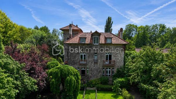 Propriété de prestige en bord de Marne – Une adresse rare aux portes de Paris

Certaines demeures traversent le temps avec une élégance qui ne se démode jamais.

Nichée dans l'un des secteurs les plus recherchés de Lagny-sur-Marne, au fil de l'eau et à seulement 25 minutes de Paris, cette remarquable propriété de caractère datant de 1905 offre un cadre de vie d'une rare distinction.

Édifiée en pierre meulière, emblématique des plus belles résidences bourgeoises franciliennes, la demeure s'élève au cœur d'un parc arboré de plus de 2 100 m².

À l'abri des regards, dans un environnement préservé où seuls le murmure de la Marne et le chant des oiseaux viennent troubler la quiétude des lieux, elle déploie tout le charme et l'authenticité d'un patrimoine d'exception.

Dès le hall de réception, les volumes généreux, les hauteurs sous plafond, les parquets anciens et les cheminées en marbre témoignent du raffinement originel de la propriété. Les espaces de réception, baignés de lumière, offrent près de 50 m² dédiés à la convivialité et à l'art de recevoir.

La cuisine familiale, élégamment aménagée et entièrement équipée, s'ouvre sur le jardin et complète harmonieusement les espaces de vie. Une arrière-cuisine, un vestiaire ainsi que les espaces techniques viennent parfaire le confort quotidien.

Les étages accueillent plusieurs chambres aux dimensions généreuses, dont certaines bénéficient de vues privilégiées sur le parc. Une chambre avec salle d'eau privative, un dressing indépendant, une salle de bains raffinée ainsi qu'un espace lingerie composent un premier niveau pensé pour le confort familial. Une autre chambre bénéficie de son propre atelier d'artiste, véritable invitation à la créativité et à l'inspiration, atelier du célèbre horloger et peintre Léon Hatot.

Sous les toits, un dernier niveau offre une chambre supplémentaire avec salle d'eau privative ainsi qu'un vaste espace de vie pouvant devenir une suite indépendante, un salon privé, une bibliothèque, un bureau de prestige ou un espace dédié au bien-être.

À l'extérieur, le parc révèle toute sa magie. Une élégante terrasse prolonge les espaces de réception vers une piscine parfaitement intégrée dans son environnement paysager. Plus loin, les jardins offrent de vastes perspectives verdoyantes propices à la détente et aux promenades en toute intimité.

Cette propriété unique conjugue avec harmonie le prestige architectural, la douceur de vivre au bord de l'eau et la proximité immédiate des commodités, des établissements scolaires réputés et des accès rapides vers Paris.

Une demeure confidentielle et intemporelle destinée à une clientèle en quête d'élégance, de discrétion et d'un art de vivre exceptionnel.

**Une propriété rare. Une adresse privilégiée. Un patrimoine d'exception.**

** Un terrain de 2125m² avec plusieurs possibilités.**