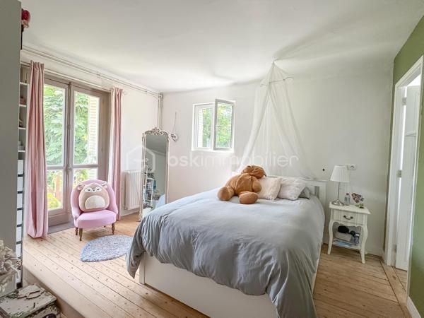 Propriété de prestige en bord de Marne – Une adresse rare aux portes de Paris

Certaines demeures traversent le temps avec une élégance qui ne se démode jamais.

Nichée dans l'un des secteurs les plus recherchés de Lagny-sur-Marne, au fil de l'eau et à seulement 25 minutes de Paris, cette remarquable propriété de caractère datant de 1905 offre un cadre de vie d'une rare distinction.

Édifiée en pierre meulière, emblématique des plus belles résidences bourgeoises franciliennes, la demeure s'élève au cœur d'un parc arboré de plus de 2 100 m².

À l'abri des regards, dans un environnement préservé où seuls le murmure de la Marne et le chant des oiseaux viennent troubler la quiétude des lieux, elle déploie tout le charme et l'authenticité d'un patrimoine d'exception.

Dès le hall de réception, les volumes généreux, les hauteurs sous plafond, les parquets anciens et les cheminées en marbre témoignent du raffinement originel de la propriété. Les espaces de réception, baignés de lumière, offrent près de 50 m² dédiés à la convivialité et à l'art de recevoir.

La cuisine familiale, élégamment aménagée et entièrement équipée, s'ouvre sur le jardin et complète harmonieusement les espaces de vie. Une arrière-cuisine, un vestiaire ainsi que les espaces techniques viennent parfaire le confort quotidien.

Les étages accueillent plusieurs chambres aux dimensions généreuses, dont certaines bénéficient de vues privilégiées sur le parc. Une chambre avec salle d'eau privative, un dressing indépendant, une salle de bains raffinée ainsi qu'un espace lingerie composent un premier niveau pensé pour le confort familial. Une autre chambre bénéficie de son propre atelier d'artiste, véritable invitation à la créativité et à l'inspiration, atelier du célèbre horloger et peintre Léon Hatot.

Sous les toits, un dernier niveau offre une chambre supplémentaire avec salle d'eau privative ainsi qu'un vaste espace de vie pouvant devenir une suite indépendante, un salon privé, une bibliothèque, un bureau de prestige ou un espace dédié au bien-être.

À l'extérieur, le parc révèle toute sa magie. Une élégante terrasse prolonge les espaces de réception vers une piscine parfaitement intégrée dans son environnement paysager. Plus loin, les jardins offrent de vastes perspectives verdoyantes propices à la détente et aux promenades en toute intimité.

Cette propriété unique conjugue avec harmonie le prestige architectural, la douceur de vivre au bord de l'eau et la proximité immédiate des commodités, des établissements scolaires réputés et des accès rapides vers Paris.

Une demeure confidentielle et intemporelle destinée à une clientèle en quête d'élégance, de discrétion et d'un art de vivre exceptionnel.

**Une propriété rare. Une adresse privilégiée. Un patrimoine d'exception.**

** Un terrain de 2125m² avec plusieurs possibilités.**