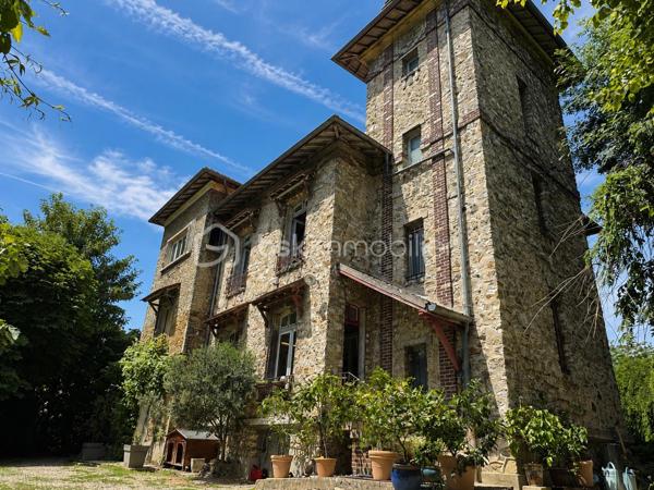 Propriété de prestige en bord de Marne – Une adresse rare aux portes de Paris

Certaines demeures traversent le temps avec une élégance qui ne se démode jamais.

Nichée dans l'un des secteurs les plus recherchés de Lagny-sur-Marne, au fil de l'eau et à seulement 25 minutes de Paris, cette remarquable propriété de caractère datant de 1905 offre un cadre de vie d'une rare distinction.

Édifiée en pierre meulière, emblématique des plus belles résidences bourgeoises franciliennes, la demeure s'élève au cœur d'un parc arboré de plus de 2 100 m².

À l'abri des regards, dans un environnement préservé où seuls le murmure de la Marne et le chant des oiseaux viennent troubler la quiétude des lieux, elle déploie tout le charme et l'authenticité d'un patrimoine d'exception.

Dès le hall de réception, les volumes généreux, les hauteurs sous plafond, les parquets anciens et les cheminées en marbre témoignent du raffinement originel de la propriété. Les espaces de réception, baignés de lumière, offrent près de 50 m² dédiés à la convivialité et à l'art de recevoir.

La cuisine familiale, élégamment aménagée et entièrement équipée, s'ouvre sur le jardin et complète harmonieusement les espaces de vie. Une arrière-cuisine, un vestiaire ainsi que les espaces techniques viennent parfaire le confort quotidien.

Les étages accueillent plusieurs chambres aux dimensions généreuses, dont certaines bénéficient de vues privilégiées sur le parc. Une chambre avec salle d'eau privative, un dressing indépendant, une salle de bains raffinée ainsi qu'un espace lingerie composent un premier niveau pensé pour le confort familial. Une autre chambre bénéficie de son propre atelier d'artiste, véritable invitation à la créativité et à l'inspiration, atelier du célèbre horloger et peintre Léon Hatot.

Sous les toits, un dernier niveau offre une chambre supplémentaire avec salle d'eau privative ainsi qu'un vaste espace de vie pouvant devenir une suite indépendante, un salon privé, une bibliothèque, un bureau de prestige ou un espace dédié au bien-être.

À l'extérieur, le parc révèle toute sa magie. Une élégante terrasse prolonge les espaces de réception vers une piscine parfaitement intégrée dans son environnement paysager. Plus loin, les jardins offrent de vastes perspectives verdoyantes propices à la détente et aux promenades en toute intimité.

Cette propriété unique conjugue avec harmonie le prestige architectural, la douceur de vivre au bord de l'eau et la proximité immédiate des commodités, des établissements scolaires réputés et des accès rapides vers Paris.

Une demeure confidentielle et intemporelle destinée à une clientèle en quête d'élégance, de discrétion et d'un art de vivre exceptionnel.

**Une propriété rare. Une adresse privilégiée. Un patrimoine d'exception.**

** Un terrain de 2125m² avec plusieurs possibilités.**