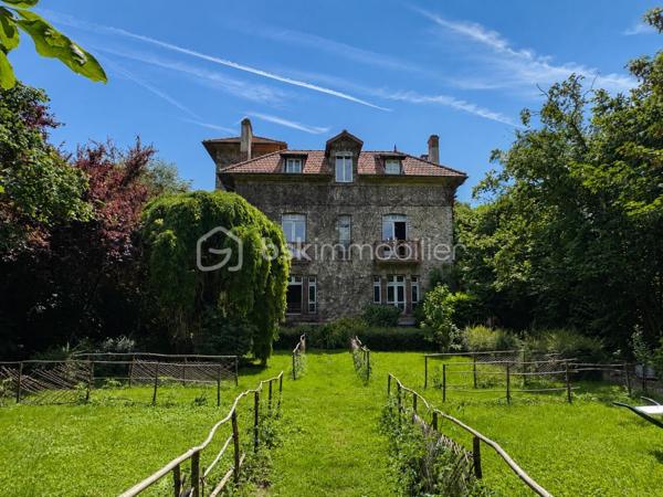 Propriété de prestige en bord de Marne – Une adresse rare aux portes de Paris

Certaines demeures traversent le temps avec une élégance qui ne se démode jamais.

Nichée dans l'un des secteurs les plus recherchés de Lagny-sur-Marne, au fil de l'eau et à seulement 25 minutes de Paris, cette remarquable propriété de caractère datant de 1905 offre un cadre de vie d'une rare distinction.

Édifiée en pierre meulière, emblématique des plus belles résidences bourgeoises franciliennes, la demeure s'élève au cœur d'un parc arboré de plus de 2 100 m².

À l'abri des regards, dans un environnement préservé où seuls le murmure de la Marne et le chant des oiseaux viennent troubler la quiétude des lieux, elle déploie tout le charme et l'authenticité d'un patrimoine d'exception.

Dès le hall de réception, les volumes généreux, les hauteurs sous plafond, les parquets anciens et les cheminées en marbre témoignent du raffinement originel de la propriété. Les espaces de réception, baignés de lumière, offrent près de 50 m² dédiés à la convivialité et à l'art de recevoir.

La cuisine familiale, élégamment aménagée et entièrement équipée, s'ouvre sur le jardin et complète harmonieusement les espaces de vie. Une arrière-cuisine, un vestiaire ainsi que les espaces techniques viennent parfaire le confort quotidien.

Les étages accueillent plusieurs chambres aux dimensions généreuses, dont certaines bénéficient de vues privilégiées sur le parc. Une chambre avec salle d'eau privative, un dressing indépendant, une salle de bains raffinée ainsi qu'un espace lingerie composent un premier niveau pensé pour le confort familial. Une autre chambre bénéficie de son propre atelier d'artiste, véritable invitation à la créativité et à l'inspiration, atelier du célèbre horloger et peintre Léon Hatot.

Sous les toits, un dernier niveau offre une chambre supplémentaire avec salle d'eau privative ainsi qu'un vaste espace de vie pouvant devenir une suite indépendante, un salon privé, une bibliothèque, un bureau de prestige ou un espace dédié au bien-être.

À l'extérieur, le parc révèle toute sa magie. Une élégante terrasse prolonge les espaces de réception vers une piscine parfaitement intégrée dans son environnement paysager. Plus loin, les jardins offrent de vastes perspectives verdoyantes propices à la détente et aux promenades en toute intimité.

Cette propriété unique conjugue avec harmonie le prestige architectural, la douceur de vivre au bord de l'eau et la proximité immédiate des commodités, des établissements scolaires réputés et des accès rapides vers Paris.

Une demeure confidentielle et intemporelle destinée à une clientèle en quête d'élégance, de discrétion et d'un art de vivre exceptionnel.

**Une propriété rare. Une adresse privilégiée. Un patrimoine d'exception.**

** Un terrain de 2125m² avec plusieurs possibilités.**