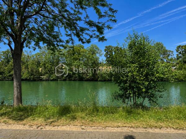 Propriété de prestige en bord de Marne – Une adresse rare aux portes de Paris

Certaines demeures traversent le temps avec une élégance qui ne se démode jamais.

Nichée dans l'un des secteurs les plus recherchés de Lagny-sur-Marne, au fil de l'eau et à seulement 25 minutes de Paris, cette remarquable propriété de caractère datant de 1905 offre un cadre de vie d'une rare distinction.

Édifiée en pierre meulière, emblématique des plus belles résidences bourgeoises franciliennes, la demeure s'élève au cœur d'un parc arboré de plus de 2 100 m².

À l'abri des regards, dans un environnement préservé où seuls le murmure de la Marne et le chant des oiseaux viennent troubler la quiétude des lieux, elle déploie tout le charme et l'authenticité d'un patrimoine d'exception.

Dès le hall de réception, les volumes généreux, les hauteurs sous plafond, les parquets anciens et les cheminées en marbre témoignent du raffinement originel de la propriété. Les espaces de réception, baignés de lumière, offrent près de 50 m² dédiés à la convivialité et à l'art de recevoir.

La cuisine familiale, élégamment aménagée et entièrement équipée, s'ouvre sur le jardin et complète harmonieusement les espaces de vie. Une arrière-cuisine, un vestiaire ainsi que les espaces techniques viennent parfaire le confort quotidien.

Les étages accueillent plusieurs chambres aux dimensions généreuses, dont certaines bénéficient de vues privilégiées sur le parc. Une chambre avec salle d'eau privative, un dressing indépendant, une salle de bains raffinée ainsi qu'un espace lingerie composent un premier niveau pensé pour le confort familial. Une autre chambre bénéficie de son propre atelier d'artiste, véritable invitation à la créativité et à l'inspiration, atelier du célèbre horloger et peintre Léon Hatot.

Sous les toits, un dernier niveau offre une chambre supplémentaire avec salle d'eau privative ainsi qu'un vaste espace de vie pouvant devenir une suite indépendante, un salon privé, une bibliothèque, un bureau de prestige ou un espace dédié au bien-être.

À l'extérieur, le parc révèle toute sa magie. Une élégante terrasse prolonge les espaces de réception vers une piscine parfaitement intégrée dans son environnement paysager. Plus loin, les jardins offrent de vastes perspectives verdoyantes propices à la détente et aux promenades en toute intimité.

Cette propriété unique conjugue avec harmonie le prestige architectural, la douceur de vivre au bord de l'eau et la proximité immédiate des commodités, des établissements scolaires réputés et des accès rapides vers Paris.

Une demeure confidentielle et intemporelle destinée à une clientèle en quête d'élégance, de discrétion et d'un art de vivre exceptionnel.

**Une propriété rare. Une adresse privilégiée. Un patrimoine d'exception.**

** Un terrain de 2125m² avec plusieurs possibilités.**