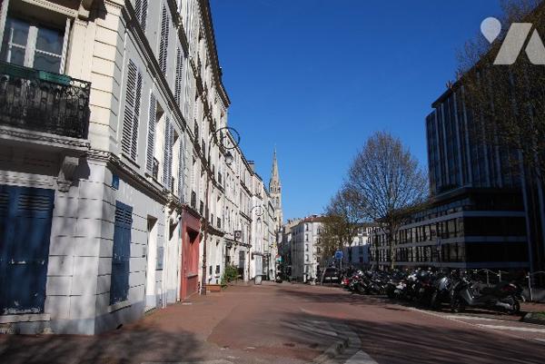 LOCAL COMMERCIAL- 2 pièces, proximité immédiate restaurants, commerces, Bureaux des Collines