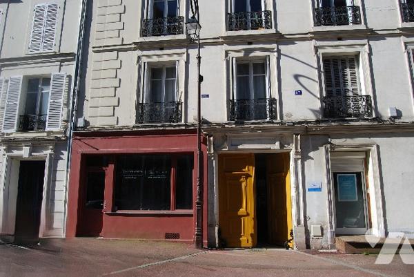 LOCAL COMMERCIAL- 2 pièces, proximité immédiate restaurants, commerces, Bureaux des Collines