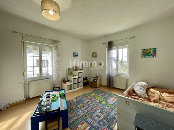 Spacieuse maison familiale sur vaste terrain avec garage