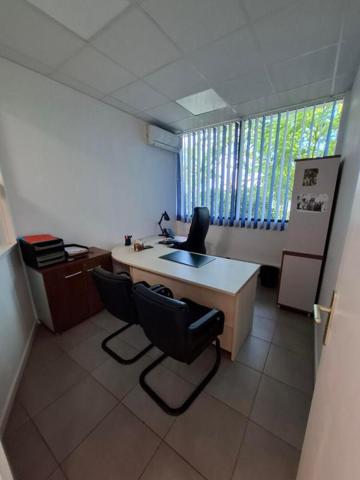 A LOUER - Bureaux RDC de 94 m2 - REMIRE MONTJOLY