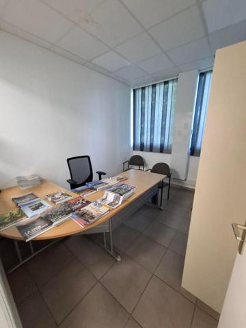 A LOUER - Bureaux RDC de 94 m2 - REMIRE MONTJOLY