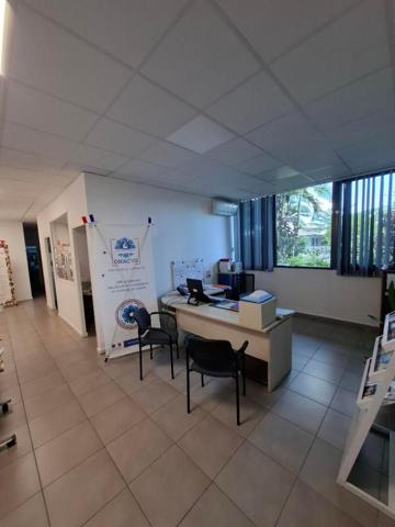 A LOUER - Bureaux RDC de 94 m2 - REMIRE MONTJOLY