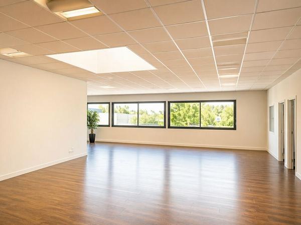 BUREAUX A SAINTES 600 M² A LOUER EN ZONE COMMERCIALE