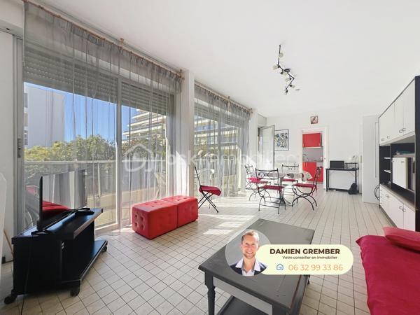 À vendre à La Grande-Motte, à seulement 200 mètres des plages et au cœur du centre-ville, découvrez ce spacieux appartement T4 traversant Est-Ouest de 81 m², situé au premier étage d’une résidence recherchée avec piscine.

L’appartement offre un vaste séjour lumineux grâce à ses larges baies vitrées, prolongé par une agréable loggia-terrasse avec vue dégagée, idéale pour profiter pleinement du climat méditerranéen. La cuisine équipée bénéficie également d’un accès direct à la terrasse.

L’espace nuit se compose de trois belles chambres, d’une salle d’eau avec emplacement pour lave-linge et de nombreux rangements, offrant confort et fonctionnalité au quotidien.

Calme et bien entretenue, la résidence propose une piscine et des espaces verts, tout en bénéficiant d’un emplacement privilégié : commerces, écoles, restaurants et plages sont accessibles à pied.

Les atouts :

 • Appartement traversant Est-Ouest particulièrement lumineux
 • Belle loggia-terrasse avec vue dégagée
 • Trois chambres
 • Résidence sécurisée avec piscine et espaces verts
 • Grand cellier privatif et nombreux rangements
 • Environnement calme au cœur de La Grande-Motte
 • Vendu meublé et entièrement équipé, linge de maison compris

Le syndic propose également des emplacements de stationnement à la location aux résidents, sous réserve de disponibilité. Les habitants de La Grande-Motte peuvent par ailleurs bénéficier de tarifs préférentiels pour leurs abonnements de stationnement.

Un appartement idéal pour une résidence principale, un pied-à-terre familial en bord de mer ou un investissement locatif.

⸻

📞 Intéressé(e) ?

🎥 Accédez à la Visite virtuelle 360° depuis l'annonce pour une découverte immersive en toute autonomie.
Contactez Damien GREMBER – BSK Immobilier pour tout renseignement ou pour une visite sur place.