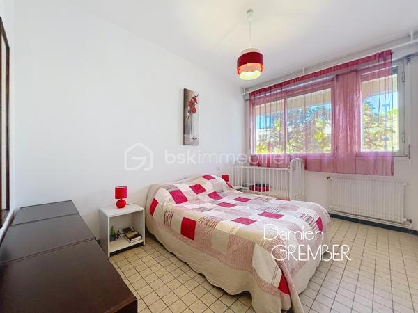 À vendre à La Grande-Motte, à seulement 200 mètres des plages et au cœur du centre-ville, découvrez ce spacieux appartement T4 traversant Est-Ouest de 81 m², situé au premier étage d’une résidence recherchée avec piscine.

L’appartement offre un vaste séjour lumineux grâce à ses larges baies vitrées, prolongé par une agréable loggia-terrasse avec vue dégagée, idéale pour profiter pleinement du climat méditerranéen. La cuisine équipée bénéficie également d’un accès direct à la terrasse.

L’espace nuit se compose de trois belles chambres, d’une salle d’eau avec emplacement pour lave-linge et de nombreux rangements, offrant confort et fonctionnalité au quotidien.

Calme et bien entretenue, la résidence propose une piscine et des espaces verts, tout en bénéficiant d’un emplacement privilégié : commerces, écoles, restaurants et plages sont accessibles à pied.

Les atouts :

 • Appartement traversant Est-Ouest particulièrement lumineux
 • Belle loggia-terrasse avec vue dégagée
 • Trois chambres
 • Résidence sécurisée avec piscine et espaces verts
 • Grand cellier privatif et nombreux rangements
 • Environnement calme au cœur de La Grande-Motte
 • Vendu meublé et entièrement équipé, linge de maison compris

Le syndic propose également des emplacements de stationnement à la location aux résidents, sous réserve de disponibilité. Les habitants de La Grande-Motte peuvent par ailleurs bénéficier de tarifs préférentiels pour leurs abonnements de stationnement.

Un appartement idéal pour une résidence principale, un pied-à-terre familial en bord de mer ou un investissement locatif.

⸻

📞 Intéressé(e) ?

🎥 Accédez à la Visite virtuelle 360° depuis l'annonce pour une découverte immersive en toute autonomie.
Contactez Damien GREMBER – BSK Immobilier pour tout renseignement ou pour une visite sur place.