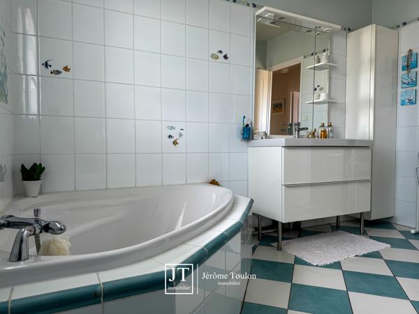 Maison
                                                                                                                                                                                                                                                                                                                        5 pièce(s)                                                                                                                                                                                                          4 chambre(s)                                                                                                                                                                                                          155  m²