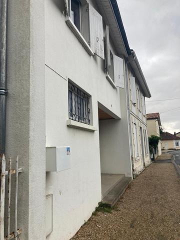 maison de ville non mitoyenne  avec étages 3 chambres et jardinet
