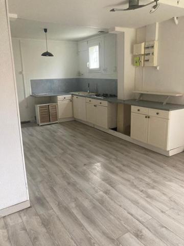 maison de ville non mitoyenne  avec étages 3 chambres et jardinet