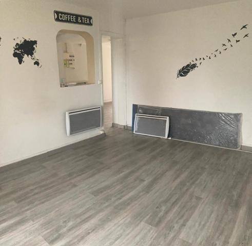 maison de ville non mitoyenne  avec étages 3 chambres et jardinet