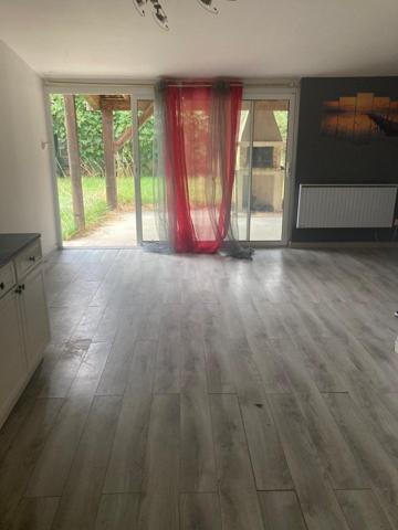 maison de ville non mitoyenne  avec étages 3 chambres et jardinet