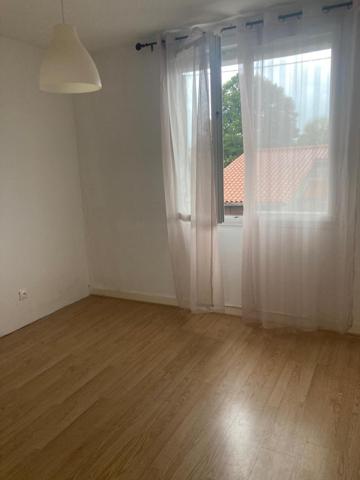 maison de ville non mitoyenne  avec étages 3 chambres et jardinet