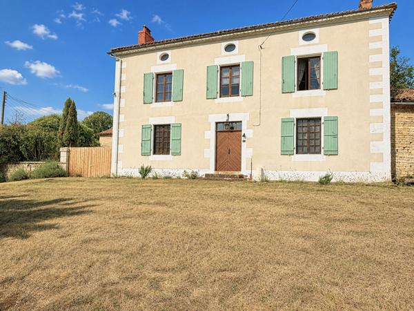Superbe maison de maître rénovée de 4 chambres avec jardins paysagers, dépendances et maison du XVIIIe siècle à rénover Chatain