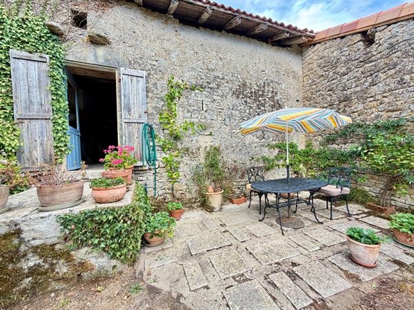 Superbe maison de maître rénovée de 4 chambres avec jardins paysagers, dépendances et maison du XVIIIe siècle à rénover Chatain