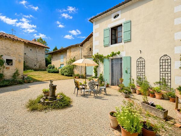 Superbe maison de maître rénovée de 4 chambres avec jardins paysagers, dépendances et maison du XVIIIe siècle à rénover Chatain
