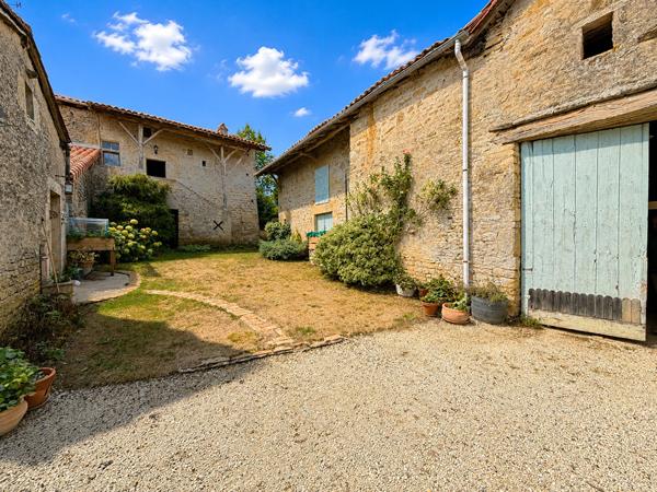 Superbe maison de maître rénovée de 4 chambres avec jardins paysagers, dépendances et maison du XVIIIe siècle à rénover Chatain