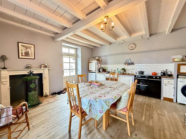 Superbe maison de maître rénovée de 4 chambres avec jardins paysagers, dépendances et maison du XVIIIe siècle à rénover Chatain