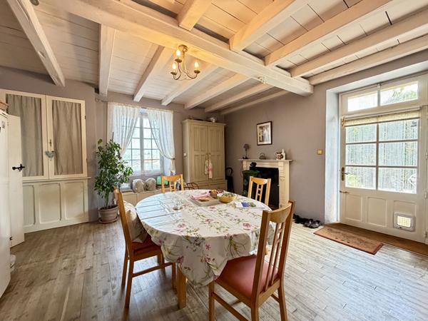 Superbe maison de maître rénovée de 4 chambres avec jardins paysagers, dépendances et maison du XVIIIe siècle à rénover Chatain