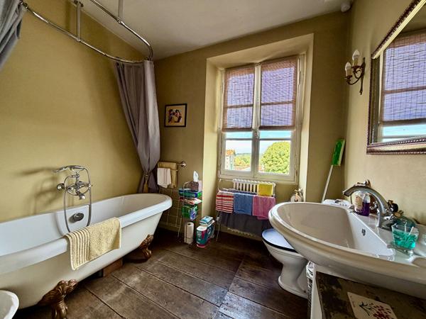Superbe maison de maître rénovée de 4 chambres avec jardins paysagers, dépendances et maison du XVIIIe siècle à rénover Chatain