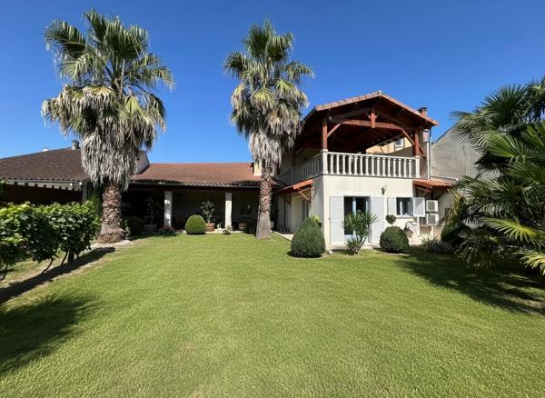 MAISON DE VILLE AVEC BEAU JARDIN ET 3 GARAGES Eauze