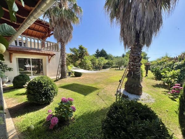 MAISON DE VILLE AVEC BEAU JARDIN ET 3 GARAGES Eauze