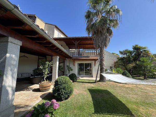 MAISON DE VILLE AVEC BEAU JARDIN ET 3 GARAGES Eauze