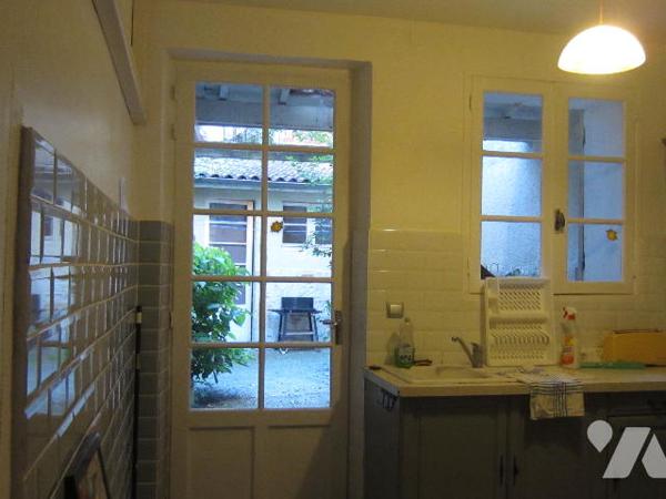 MAISON de ville plein centre à rafraichir avec cour et petite dépendance.