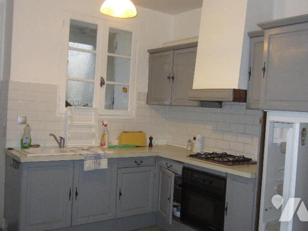 MAISON de ville plein centre à rafraichir avec cour et petite dépendance.