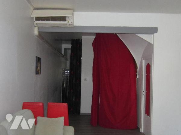 MAISON de ville plein centre à rafraichir avec cour et petite dépendance.