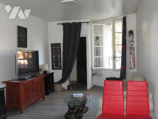 MAISON de ville plein centre à rafraichir avec cour et petite dépendance.