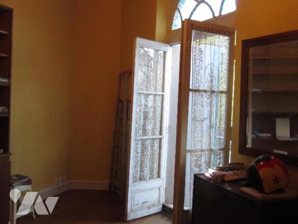 MAISON de ville plein centre à rafraichir avec cour et petite dépendance.