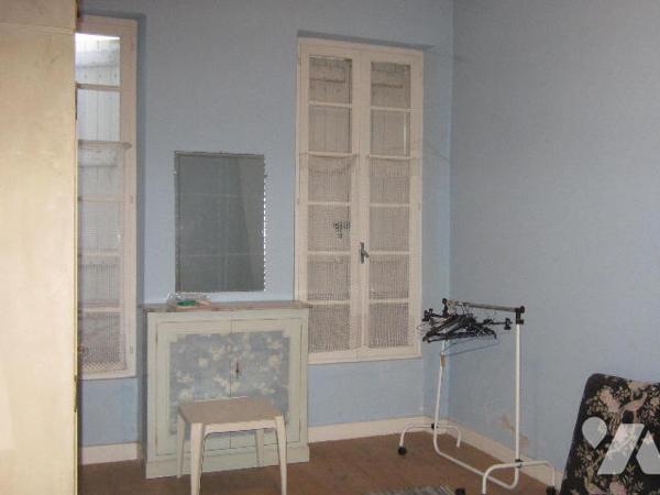 MAISON de ville plein centre à rafraichir avec cour et petite dépendance.