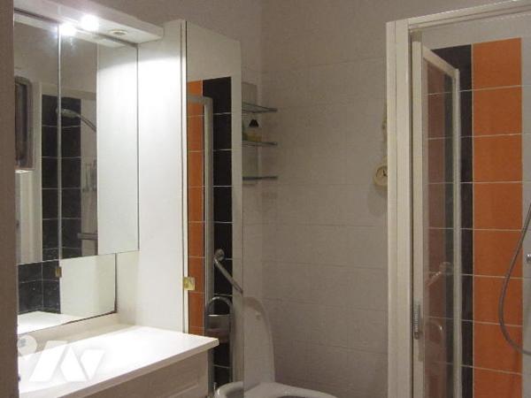 MAISON de ville plein centre à rafraichir avec cour et petite dépendance.