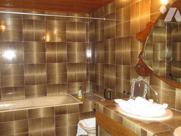 MAISON de ville plein centre à rafraichir avec cour et petite dépendance.